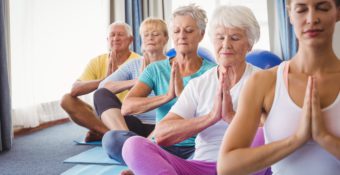 cours de fitness et yoga pour seniors